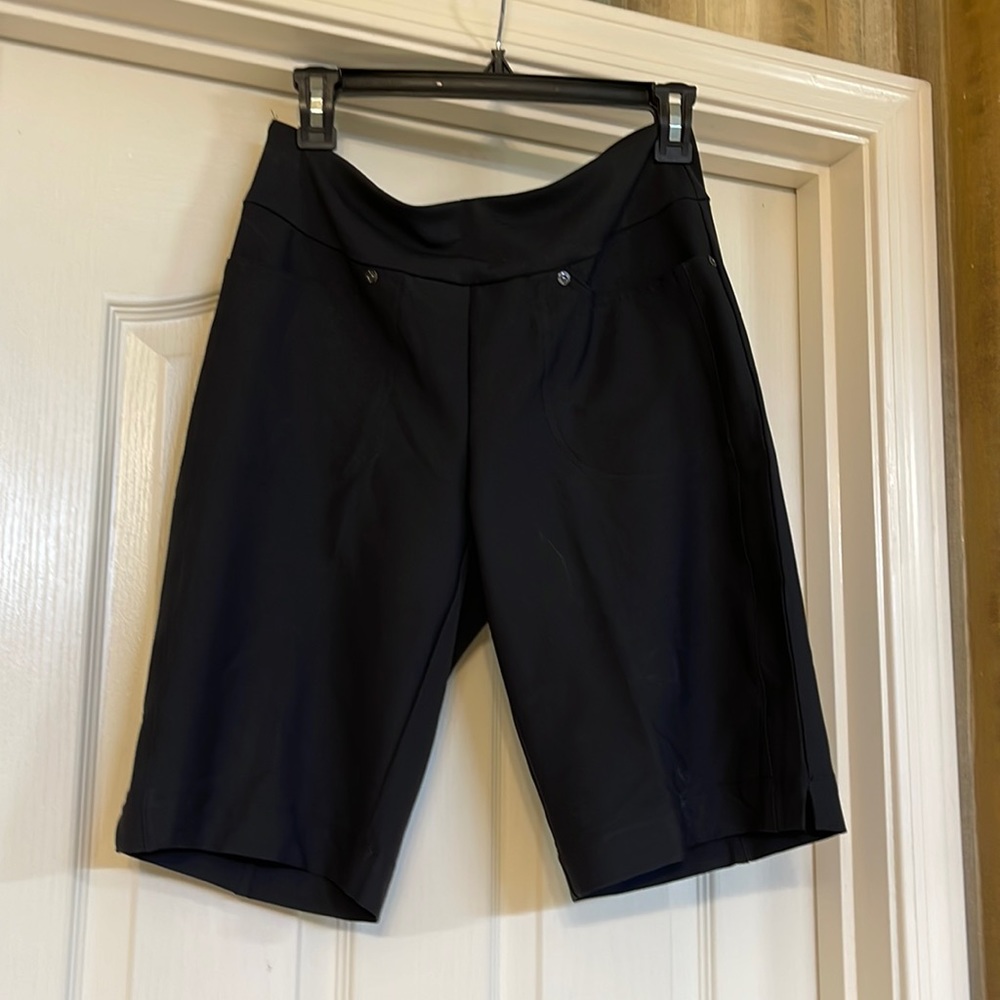 Tail ladies golf/walking shorts. Size 4 Like new